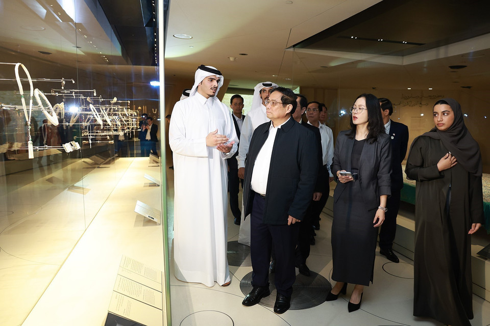 Thủ tướng Phạm Minh Chính tham quan các hiện vật trưng bày tại Bảo tàng Nghệ thuật Hồi giáo ở Thủ đô Doha (Qatar).(Ảnh: Dương Giang/TTXVN)