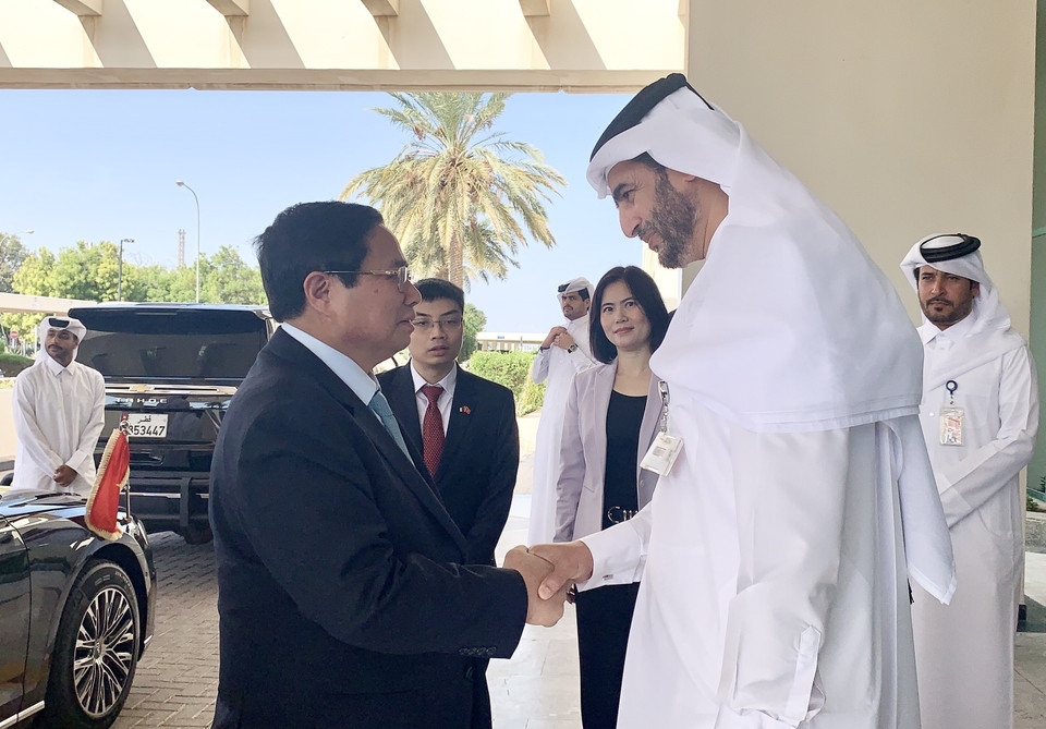 Lãnh đạo khu công nghiệp Ras Laffan, Qatar đón Thủ tướng Phạm Minh Chính. (Ảnh: Dương Giang/TTXVN)