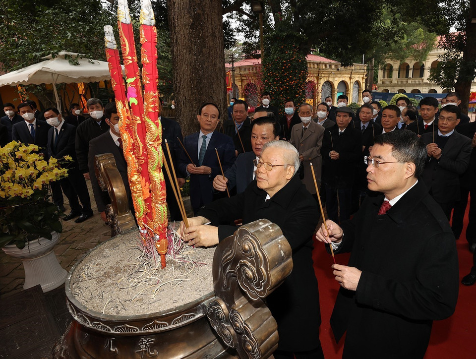 Tổng Bí thư Nguyễn Phú Trọng dâng hương tại Điện Kính Thiên - Khu di sản Hoàng thành Thăng Long. (Ảnh: Trí Dũng/TTXVN)
