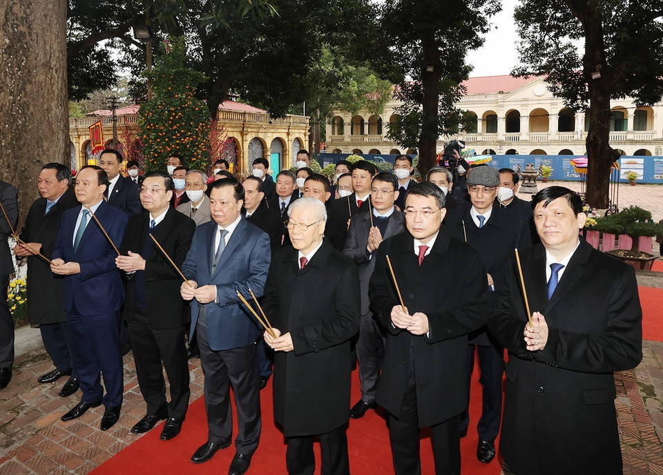 Tổng Bí thư Nguyễn Phú Trọng dâng hương tại Điện Kính Thiên - Khu di sản Hoàng thành Thăng Long. (Ảnh: Trí Dũng/TTXVN)