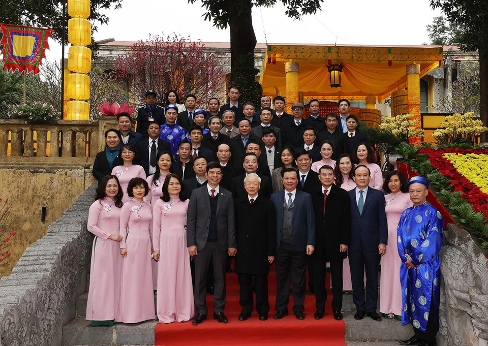 Tổng Bí thư Nguyễn Phú Trọng và các đại biểu chụp ảnh chung với cán bộ, nhân viên Khu di sản Hoàng thành Thăng Long. (Ảnh: Trí Dũng/TTXVN)