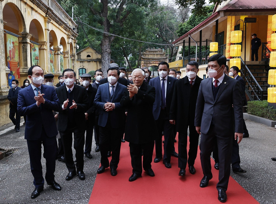 Tổng Bí thư Nguyễn Phú Trọng và các đại biểu tại Khu di sản Hoàng thành Thăng Long. (Ảnh: Trí Dũng/TTXVN)