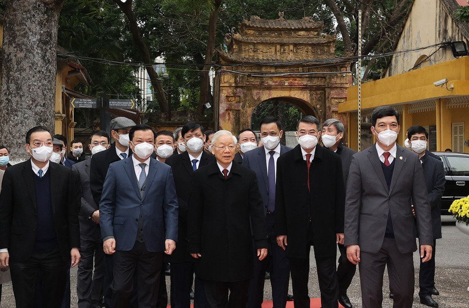 Tổng Bí thư Nguyễn Phú Trọng và các đại biểu đến dâng hương tại Khu di sản Hoàng thành Thăng Long. (Ảnh: Trí Dũng/TTXVN)