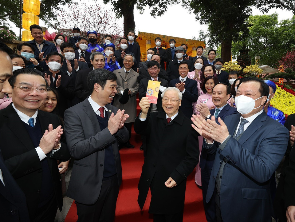 Tổng Bí thư Nguyễn Phú Trọng và các đại biểu cùng với cán bộ, nhân viên Khu di sản Hoàng thành Thăng Long mừng Tết Nhâm Dần 2022. (Ảnh: Trí Dũng/TTXVN)