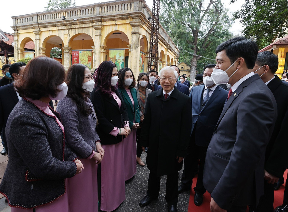 Tổng Bí thư Nguyễn Phú Trọng nói chuyện với cán bộ, nhân viên Khu di sản Hoàng thành Thăng Long. (Ảnh: Trí Dũng/TTXVN)