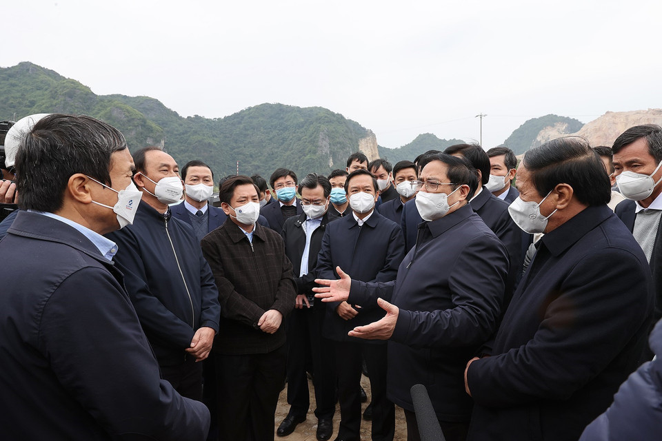 Thủ tướng Phạm Minh Chính kiểm tra tiến độ thi công cao tốc Bắc-Nam phía Đông đoạn qua Tam Điệp (Ninh Bình). (Ảnh: Dương Giang/TTXVN)