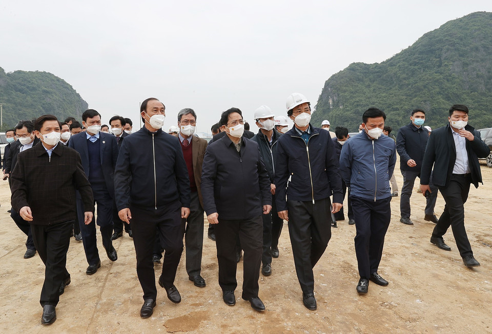 Thủ tướng Phạm Minh Chính kiểm tra tiến độ thi công cao tốc Bắc-Nam phía Đông đoạn qua Tam Điệp (Ninh Bình). (Ảnh: Dương Giang/TTXVN)