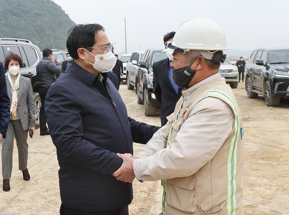 Thủ tướng Phạm Minh Chính động viên kỹ sư, công nhân thi công cao tốc Bắc-Nam phía Đông đoạn qua Tam Điệp (Ninh Bình). (Ảnh: Dương Giang/TTXVN)