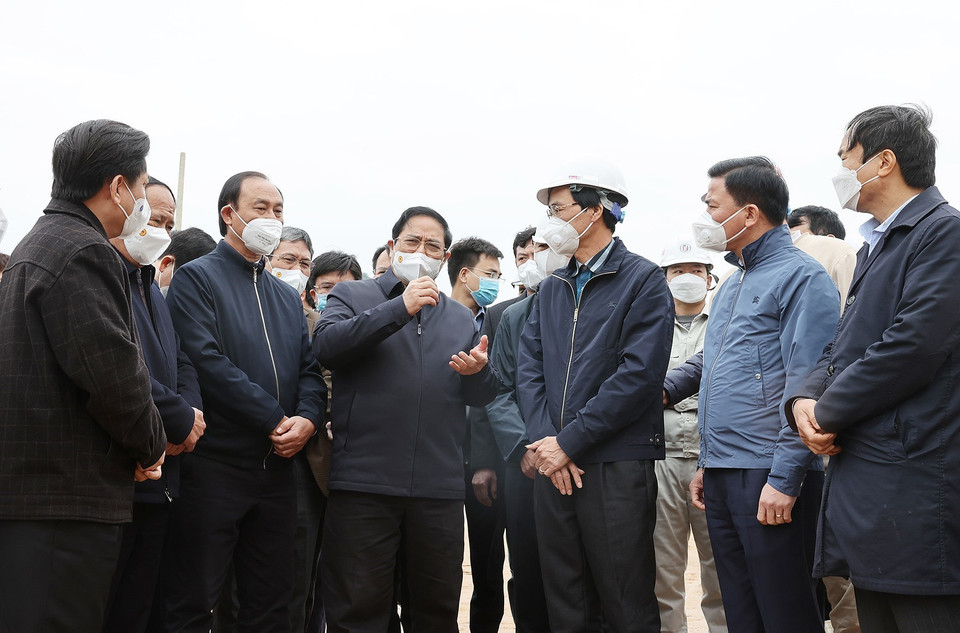 Thủ tướng Phạm Minh Chính kiểm tra tiến độ thi công cao tốc Bắc-Nam phía Đông đoạn qua Tam Điệp (Ninh Bình). (Ảnh: Dương Giang/TTXVN)