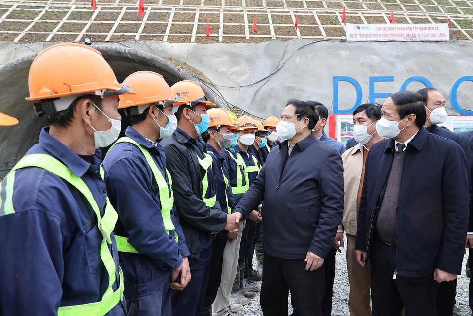 Thủ tướng Phạm Minh Chính động viên kỹ sư, công nhân thi công cao tốc Bắc-Nam phía Đông đoạn qua hầm Thung Thi (Mai Sơn-Thanh Hóa). (Ảnh: Dương Giang/TTXVN)