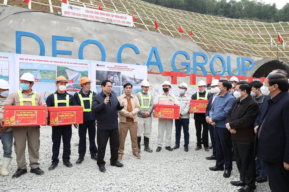 Thủ tướng Phạm Minh Chính tặng quà cho kỹ sư, công nhân thi công cao tốc Bắc-Nam phía Đông đoạn qua hầm Thung Thi (Mai Sơn-Thanh Hóa). (Ảnh: Dương Giang/TTXVN)