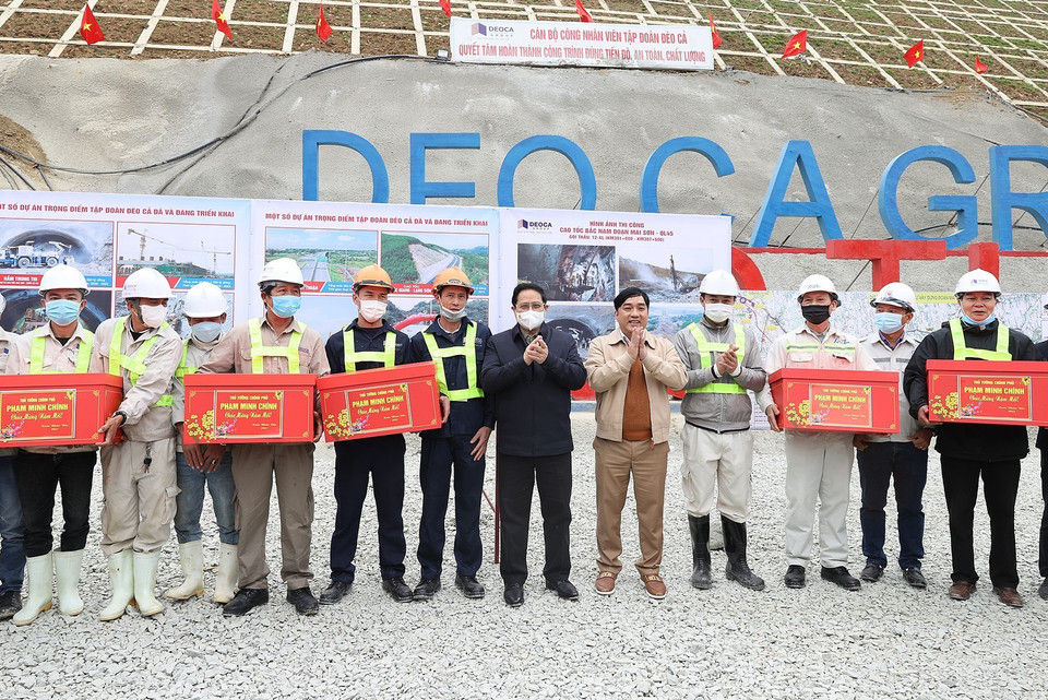 Thủ tướng Phạm Minh Chính tặng quà cho kỹ sư, công nhân thi công cao tốc Bắc-Nam phía Đông đoạn qua hầm Thung Thi (Mai Sơn-Thanh Hóa). (Ảnh: Dương Giang/TTXVN)