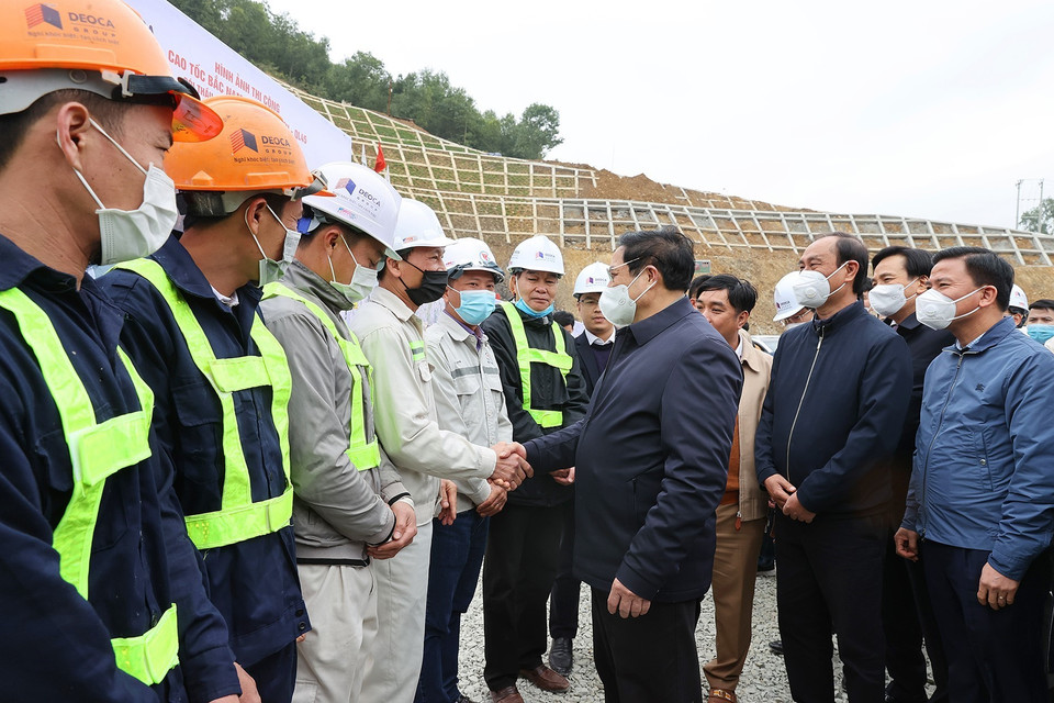 Thủ tướng Phạm Minh Chính động viên kỹ sư, công nhân thi công cao tốc Bắc-Nam phía Đông đoạn qua hầm Thung Thi (Mai Sơn-Thanh Hóa). (Ảnh: Dương Giang/TTXVN)