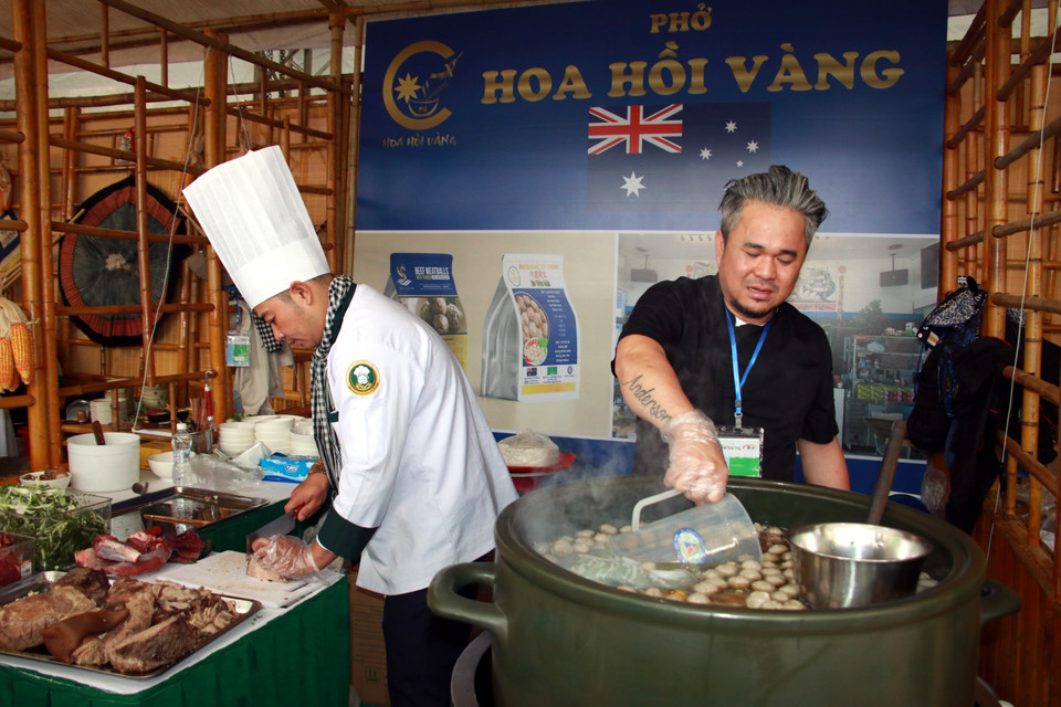 Gian hàng phở hoa Hồi Vàng tham dự sự kiện Ngày của Phở tại Nam Định. (Ảnh: Văn Đạt/TTXVN)