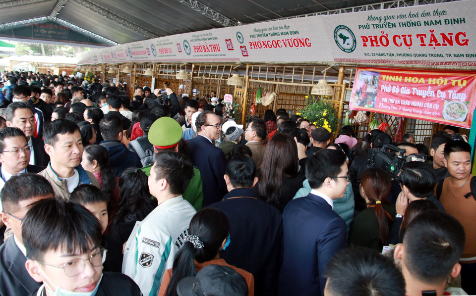 Hàng nghìn người dân Nam Định và du khách tham gia sự kiện Ngày của Phở. (Ảnh: Văn Đạt/TTXVN)