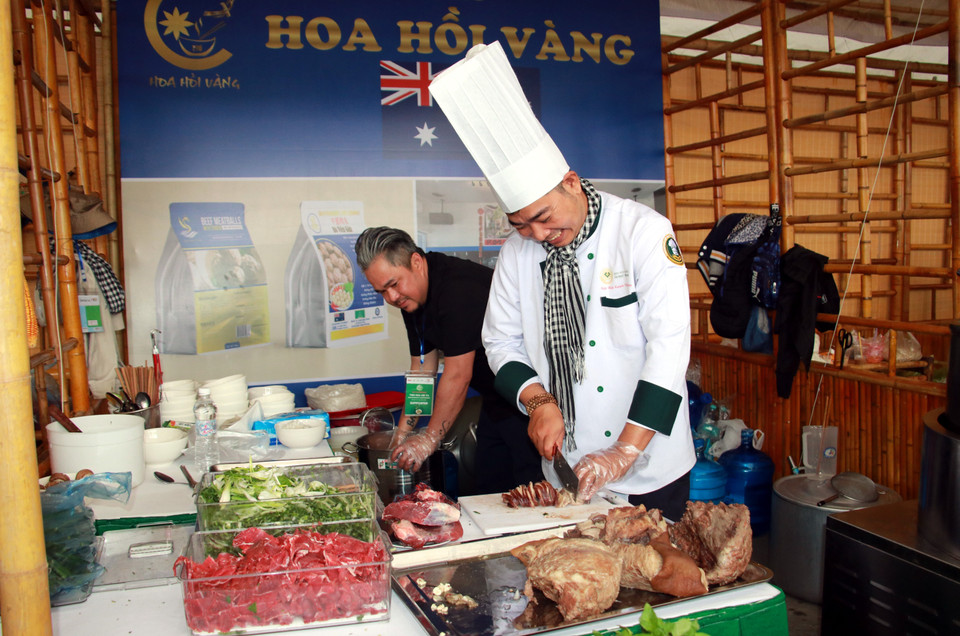 Gian hàng phở hoa Hồi Vàng tham dự sự kiện Ngày của Phở tại Nam Định. (Ảnh: Văn Đạt/TTXVN)