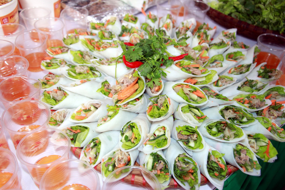Phở cuốn miền Bắc tham dự sự kiện Ngày của Phở tại Nam Định. (Ảnh: Văn Đạt/TTXVN)