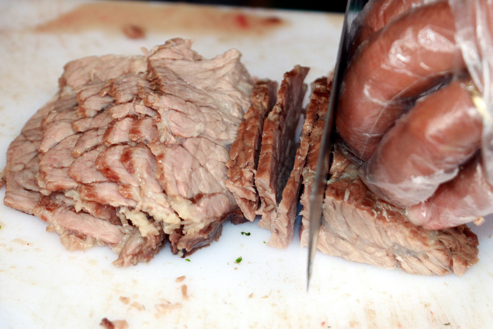 Thịt bò thái mỏng - nguyên liệu quan trọng trong bát phở. (Ảnh: Văn Đạt/TTXVN)
