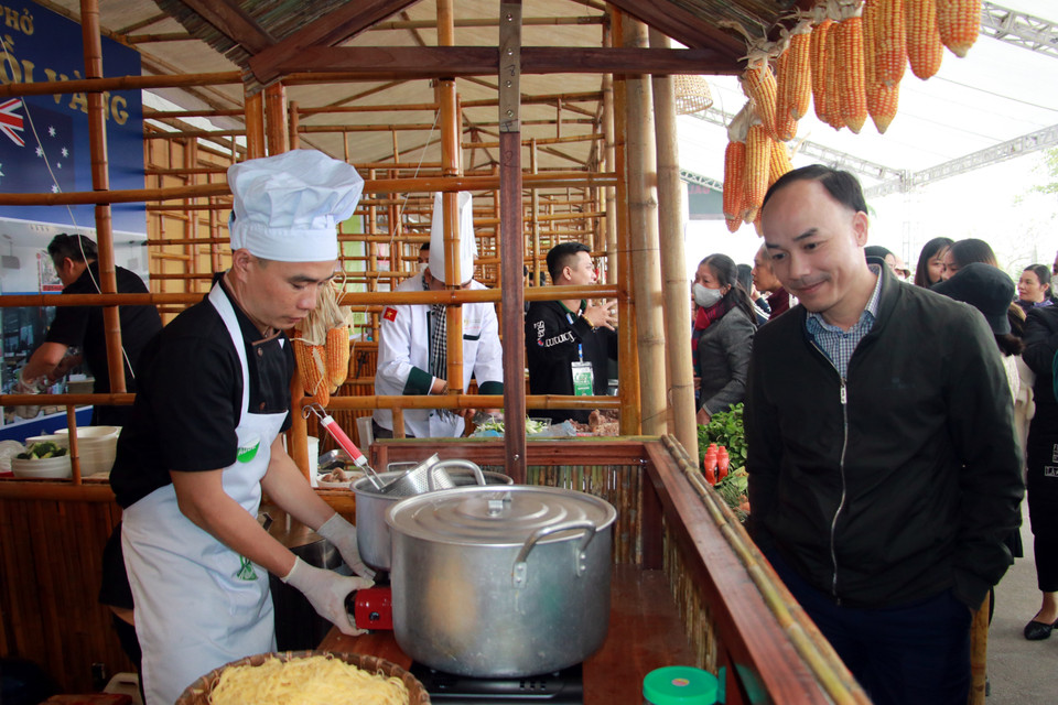 Người dân, du khách tham quan, thưởng thức phở. (Ảnh: Văn Đạt/TTXVN)