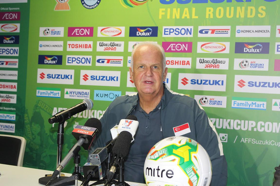 Ông Bernd Stange, huấn luyện viên đội tuyển Singapore trả lời họp báo sau trận đấu