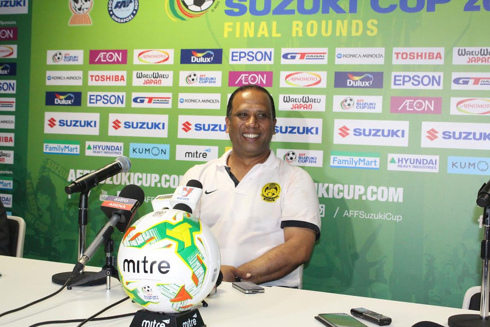 Ông Dollah Salleh, huấn luyện viên đội tuyển Malaysia trả lời họp báo sau trận đấu