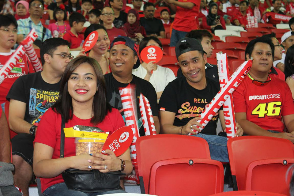 Các cổ động viên đội chủ nhà hào hứng trước khi trận đấu giữa Singapore –Malaysia diễn ra