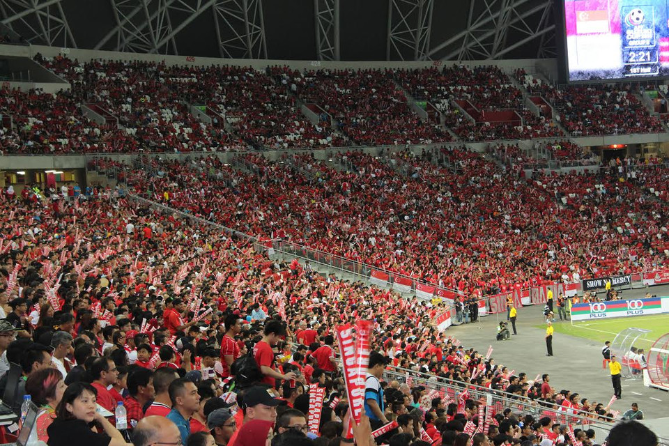 Các cổ động viên đội chủ nhà hào hứng trước khi trận đấu giữa Singapore –Malaysia diễn ra