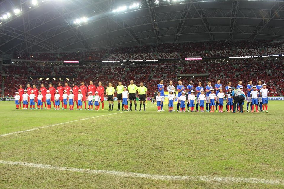Hai đội Singapore và Malaysia làm lễ chào cờ trước trận đấu
