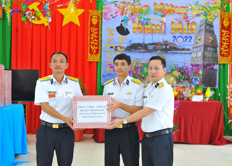 Thượng tá Tiên Quang Sự, Chủ nhiệm chính trị Lữ đoàn 146, Trưởng đoàn công tác thăm hỏi, động viên, chúc Tết và tặng quà cán bộ, chiến sỹ đảo Phan Vinh A. (Ảnh: Minh Đức/TTXVN)
