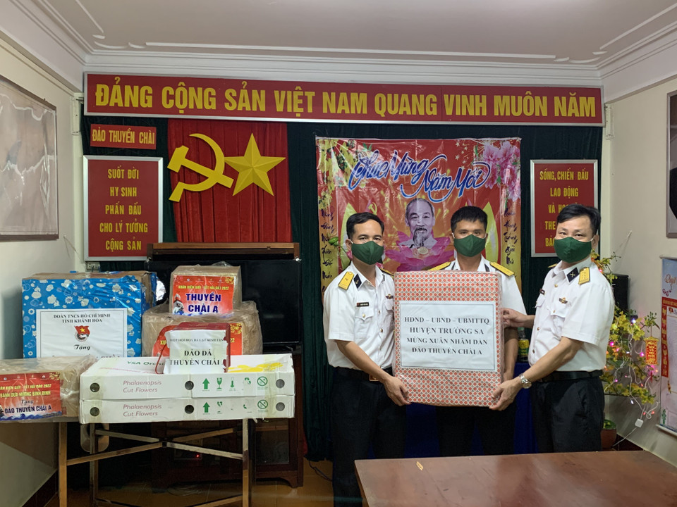 Thượng tá Tiên Quang Sự, Chủ nhiệm chính trị Lữ đoàn 146, Trưởng đoàn công tác thăm hỏi, động viên, chúc Tết và tặng quà cán bộ, chiến sỹ đảo Tốc Tan C. (Ảnh: Minh Đức/TTXVN)