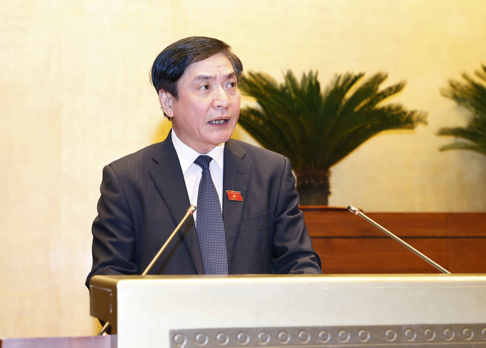 Tổng Thư ký Quốc hội Bùi Văn Cường trình bày dự thảo Nghị quyết về chính sách tài khóa, tiền tệ để hỗ trợ Chương trình phục hồi và phát triển kinh tế-xã hội. (Ảnh: Doãn Tấn/TTXVN)