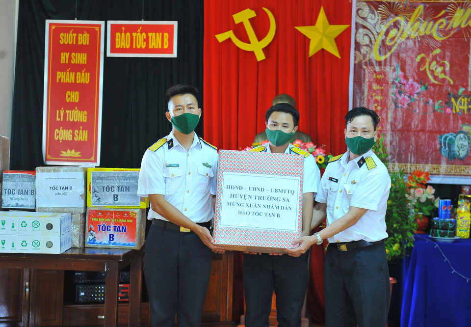 Thượng tá Tiên Quang Sự, Chủ nhiệm chính trị Lữ đoàn 146, Trưởng đoàn công tác thăm hỏi, động viên, chúc Tết và tặng quà cán bộ, chiến sỹ đảo Tốc Tan B. (Ảnh: Minh Đức/TTXVN)