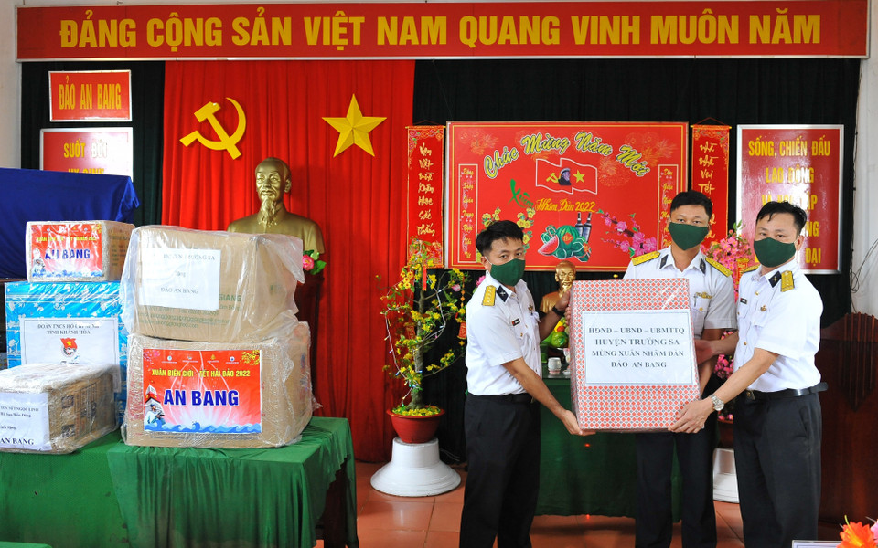 Thượng tá Tiên Quang Sự, Chủ nhiệm chính trị Lữ đoàn 146, Trưởng đoàn công tác thăm hỏi, động viên, chúc Tết và tặng quà cán bộ, chiến sỹ đảo An Bang. (Ảnh: Minh Đức/TTXVN)