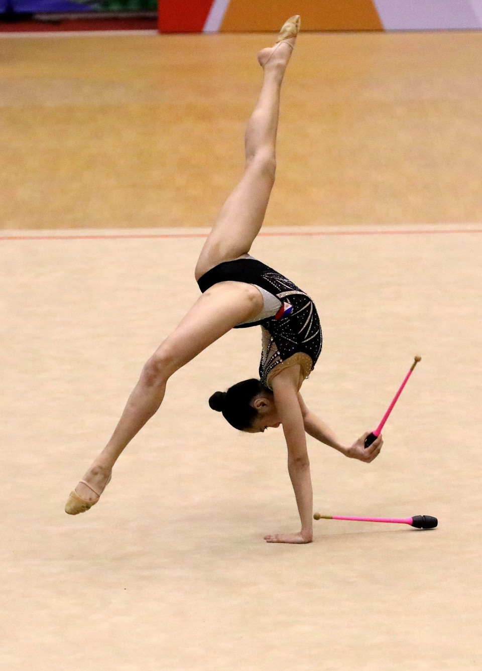 Vận động viên Dela Pisa Daniela (Philippines) với bài thi múa chùy. (Ảnh: Phạm Hậu/TTXVN)