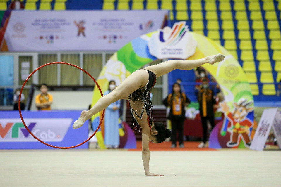 Vận động viên NG Joe Ee (Malaysia) thi đấu nội dung vòng của thể dục nghệ thuật. (Ảnh: Khánh Long/TTXVN)