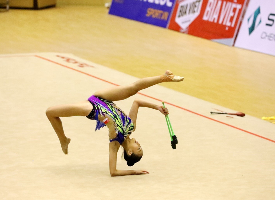 Vận động viên Heng Wie Qi Katelin (Singapore) với bài thi múa chùy. (Ảnh: Phạm Hậu/TTXVN)