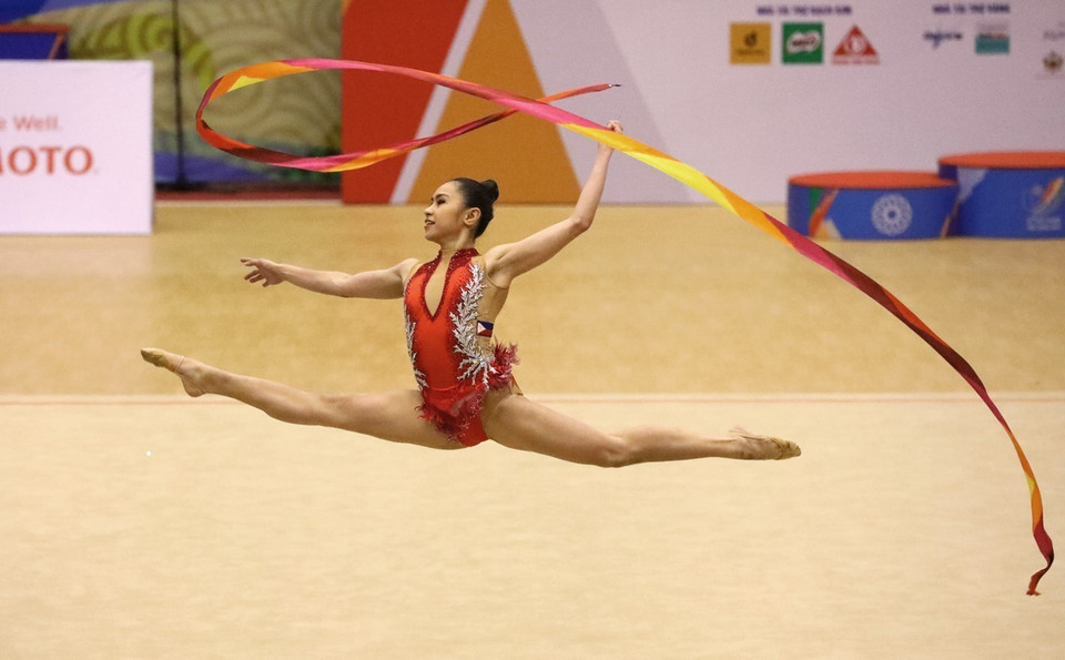 Vận động viên Dela Pisa Daniela (Philippines) với bài thi múa lụa. (Ảnh: Phạm Hậu/TTXVN)