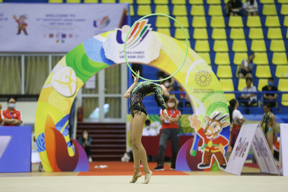Vận động viên Yu Yen (Singapore) thi đấu nội dung vòng của thể dục nghệ thuật. (Ảnh: Khánh Long/TTXVN)