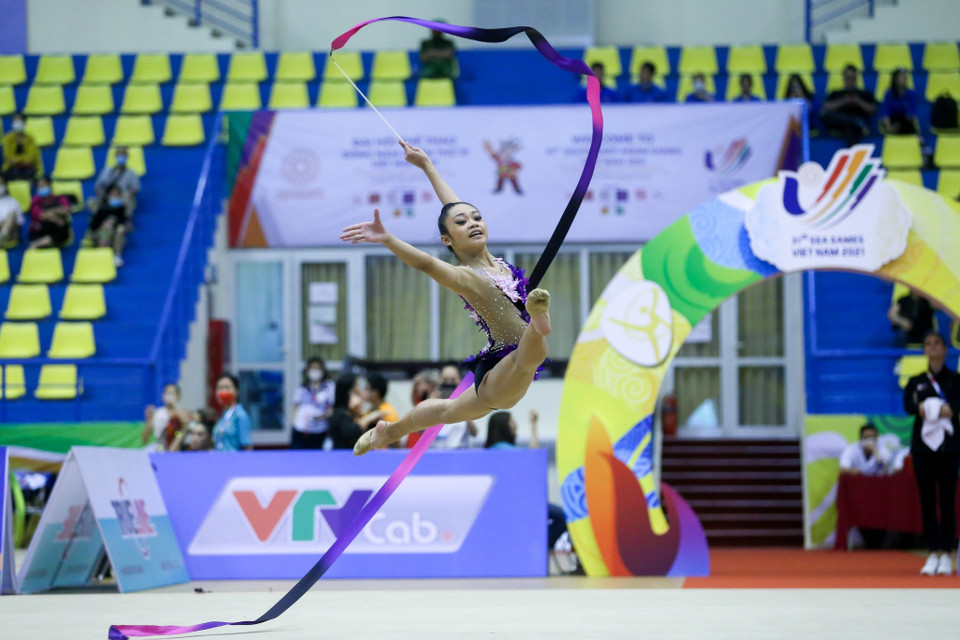 Vận động viên Labadan Breanna (Philippines) thi đấu nội dung lụa của thể dục nghệ thuật. (Ảnh: Khánh Long/TTXVN)