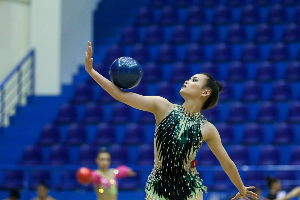 Vận động viên Đoàn Hồng Nhung (Việt Nam) thi đấu nội dung bóng của thể dục nghệ thuật. (Ảnh: Khánh Long/TTXVN)