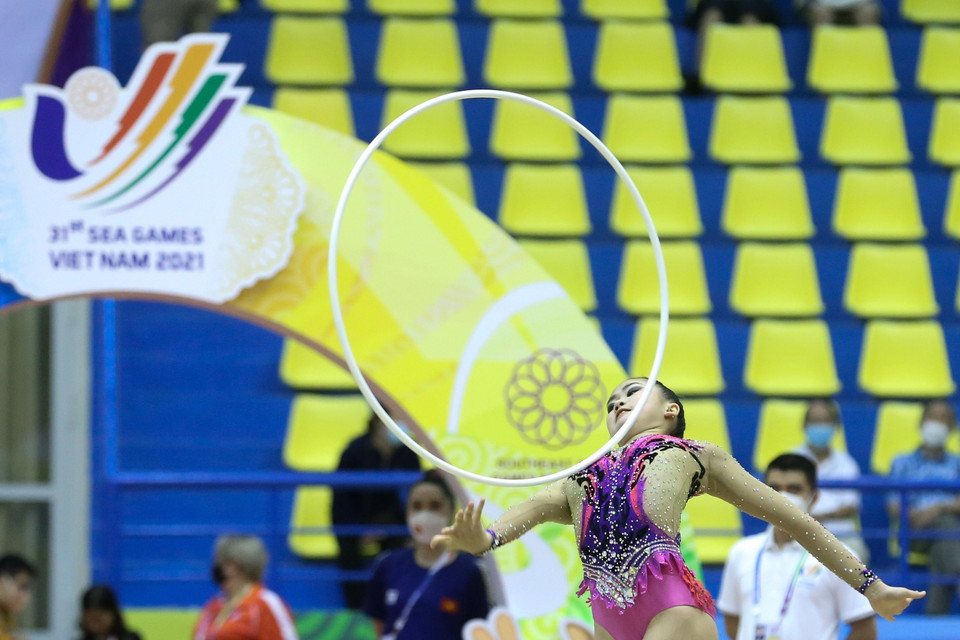 Vận động viên Nguyễn Vũ Hà Phương (Việt Nam) thi đấu nội dung vòng của thể dục nghệ thuật. (Ảnh: Khánh Long/ TTXVN)