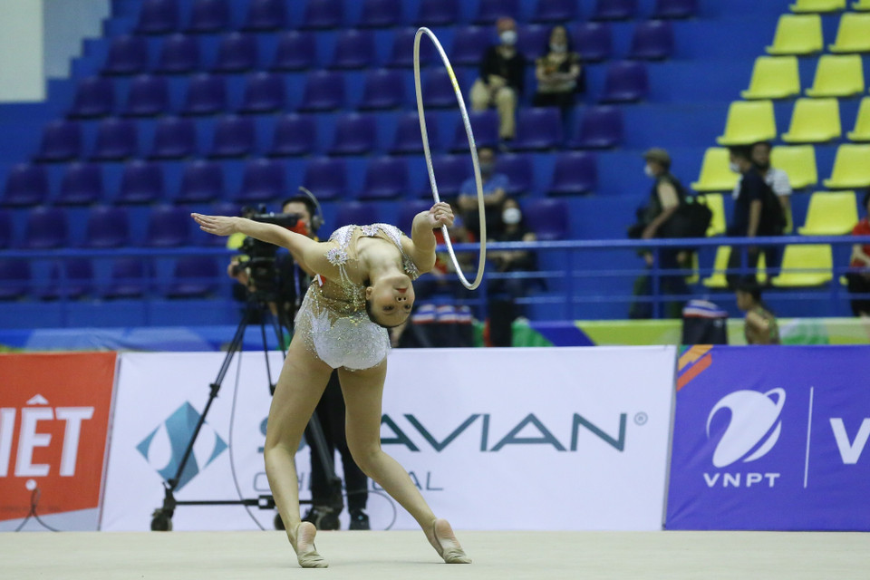 Vận động viên Chew Leah (Singapore) thi đấu nội dung vòng của thể dục nghệ thuật. (Ảnh: Khánh Long/TTXVN)