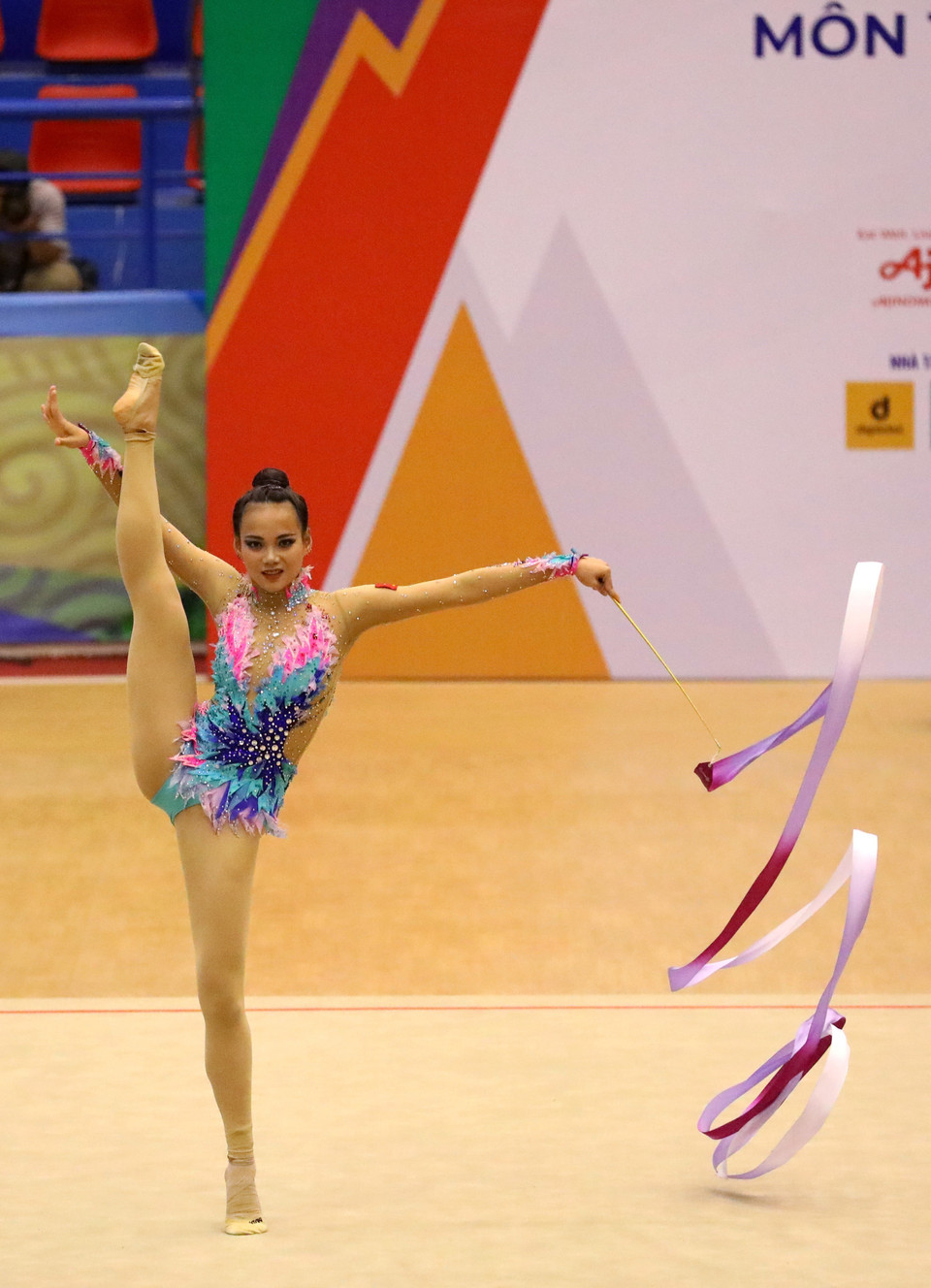 Vận động viên Đoàn Hồng Nhung (Việt Nam) với bài thi múa lụa. (Ảnh: Phạm Hậu/TTXVN)