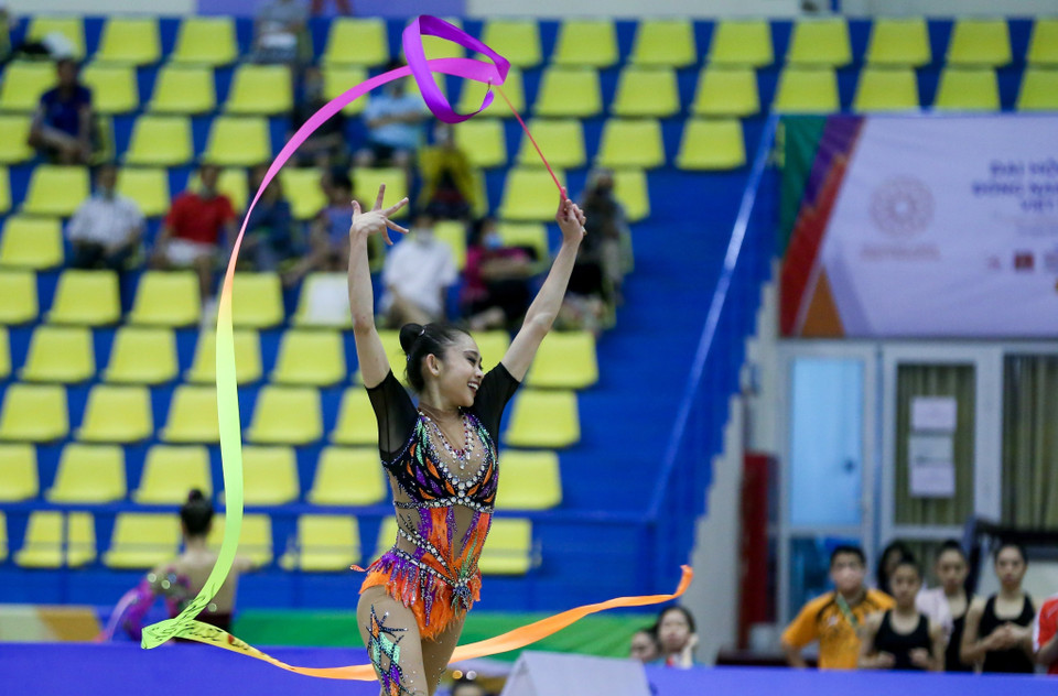 Vận động viên Amzan Izzah (Malaysia) thi đấu nội dung lụa của thể dục nghệ thuật. 
