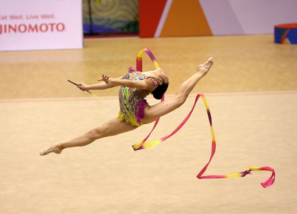 Vận động viên NG Joe Fe (Malaysia) với bài thi múa lụa. (Ảnh: Phạm Hậu/TTXVN)