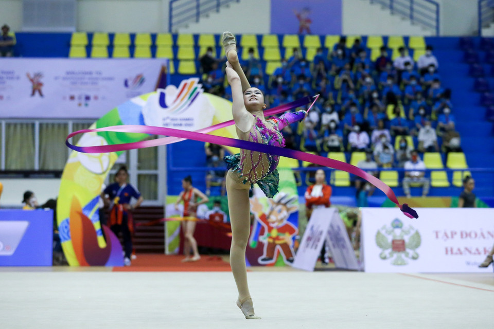 Vận động viên Nguyễn Vũ Hà Phương (Việt Nam) thi đấu nội dung lụa của thể dục nghệ thuật. (Ảnh: Khánh Long/TTXVN)