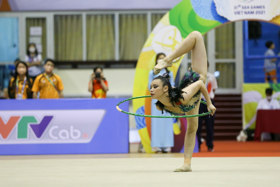 Vận động viên Nguyễn Hà My (Việt Nam) thi đấu nội dung vòng của thể dục nghệ thuật. (Ảnh: Khánh Long/TTXVN)