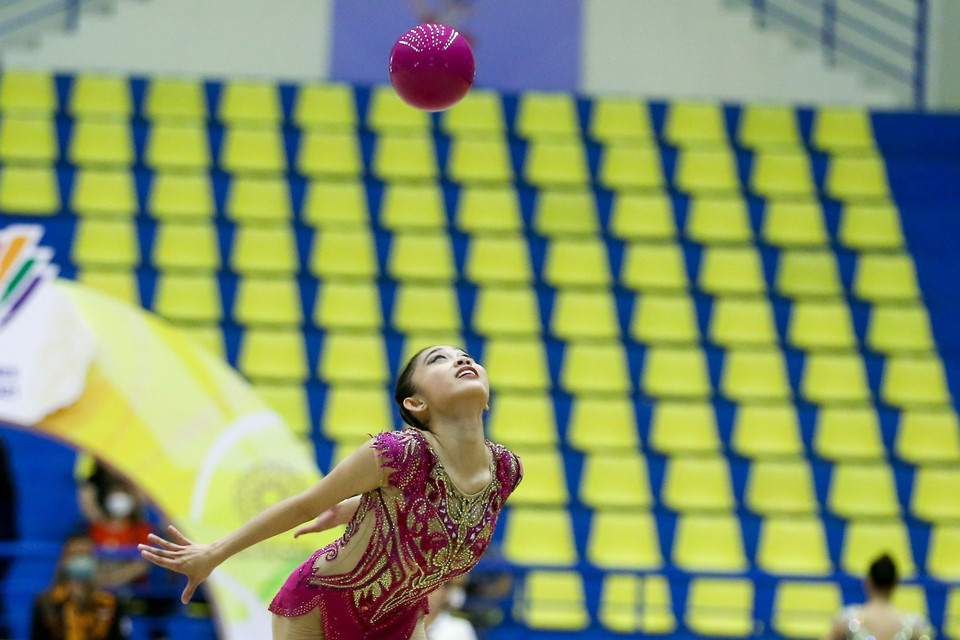 Vận động viên Amzan Izzah (Malaysia) thi đấu nội dung bóng của thể dục nghệ thuật. (Ảnh: Khánh Long/TTXVN)