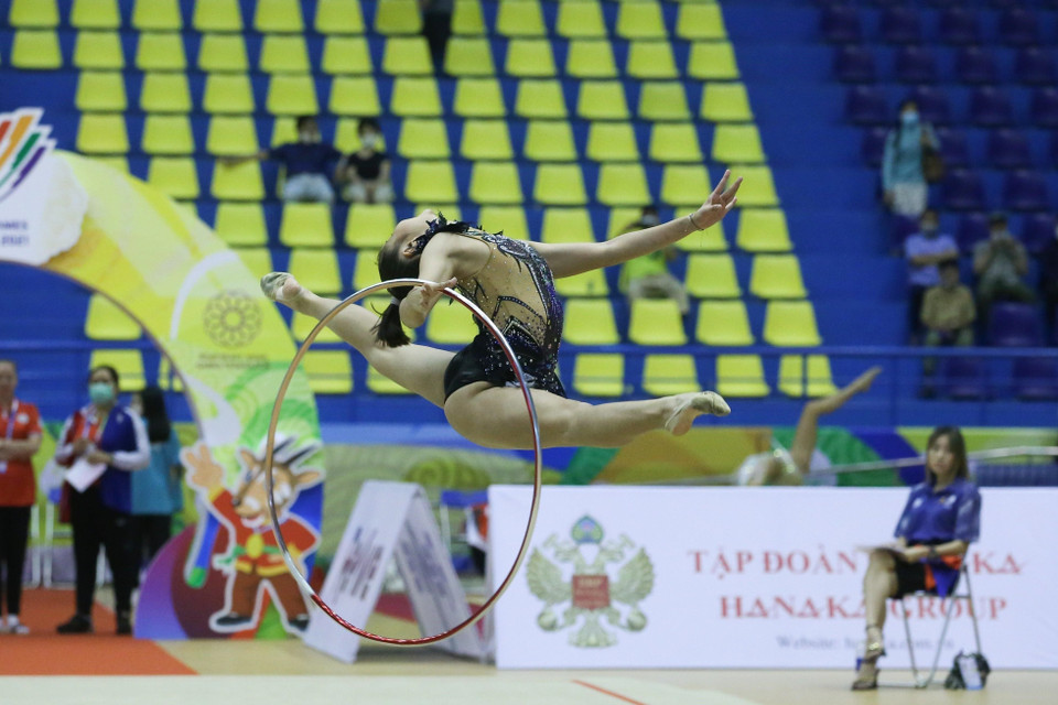 Vận động viên Kiatthawornchai Lucksika (Thái Lan) thi đấu nội dung vòng của thể dục nghệ thuật. (Ảnh: Khánh Long/TTXVN)