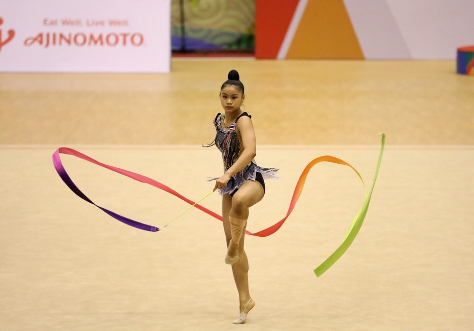 Vận động viên Peeramatukorn Piyada với bài thi múa lụa. (Ảnh: Phạm Hậu/TTXVN)